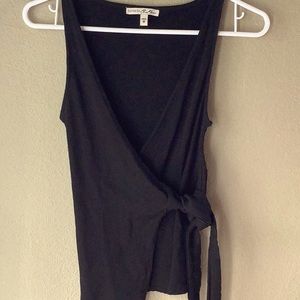 BLACK WRAP AROUND RIBBED TOP - sleeveless